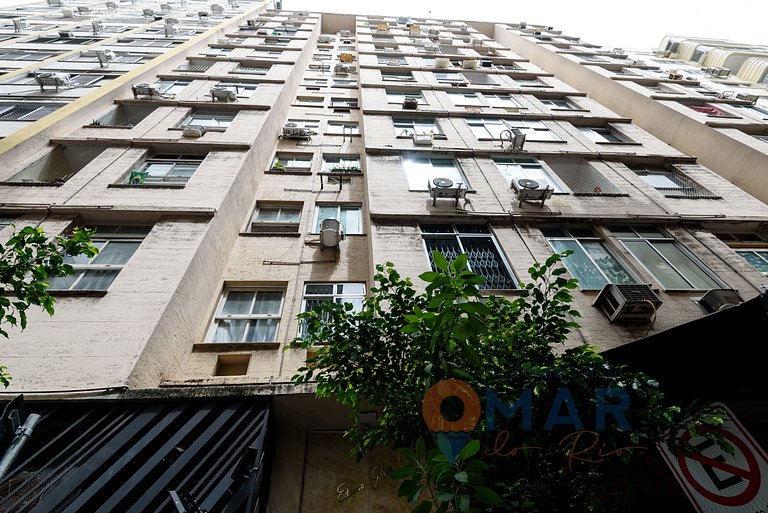 Apartamento 2Qtos a 100m da Praia de Copacabana | AS 13/705
