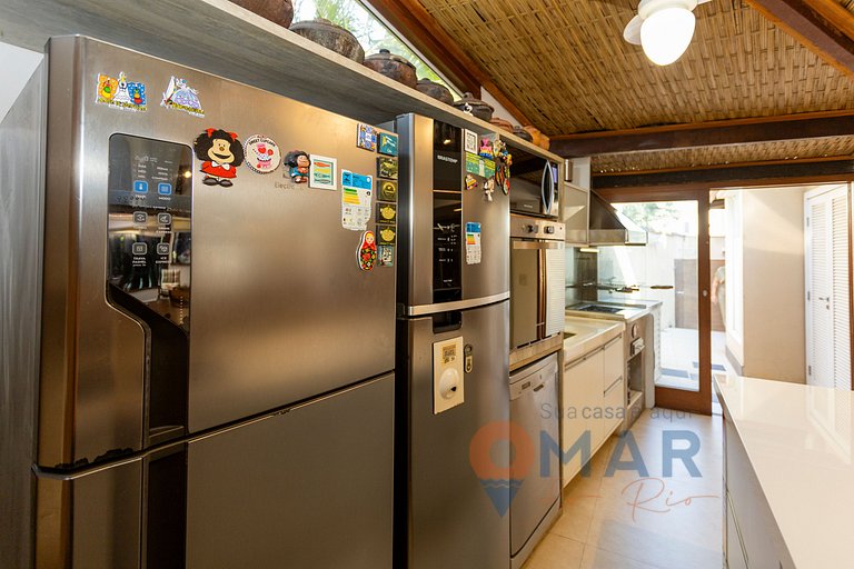 Modern 4 Bedrooms 300m from the Beach | CEG 3