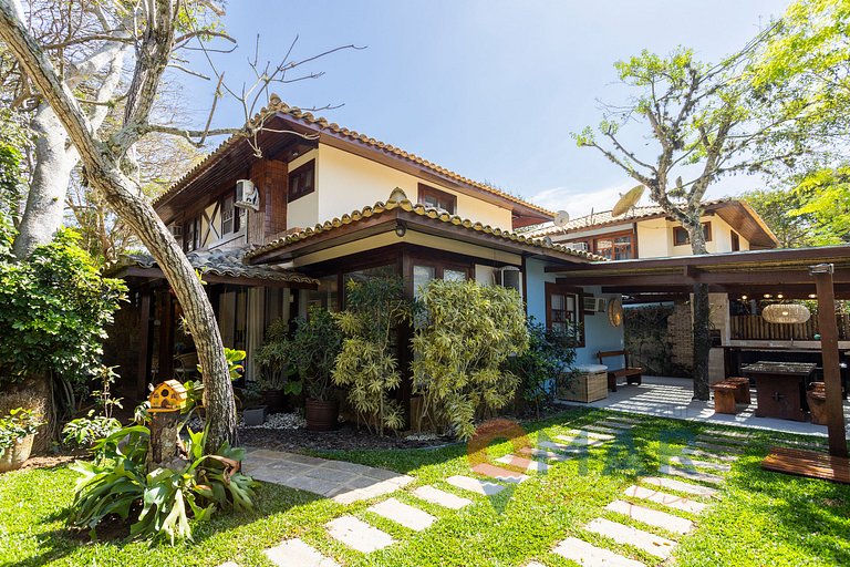 Casa em Búzios com 4 quartos e área gourmet| VF 11